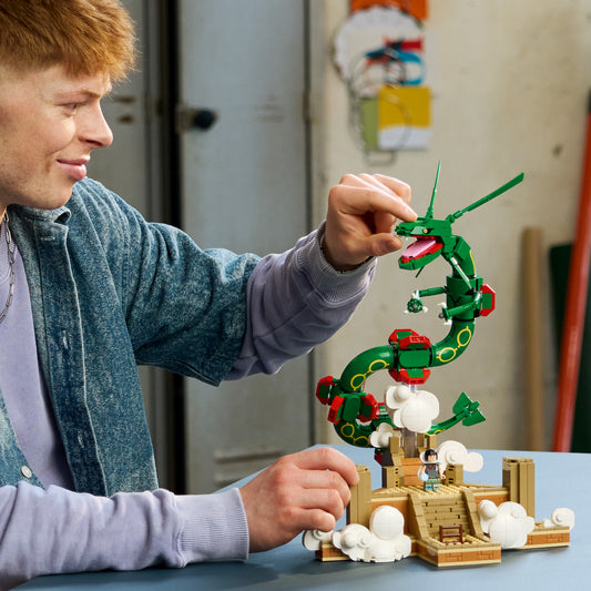 LEGO Pokémon Rayquaza Dieren Figuur Bouwpakket voor Volwassenen - Verstelbare Vliegende Draak met Zinnia en een Ultra Ball - Woondecoratie en Kantoor Decoratie - Cadeau voor Mannen en Vrouwen - 72168
