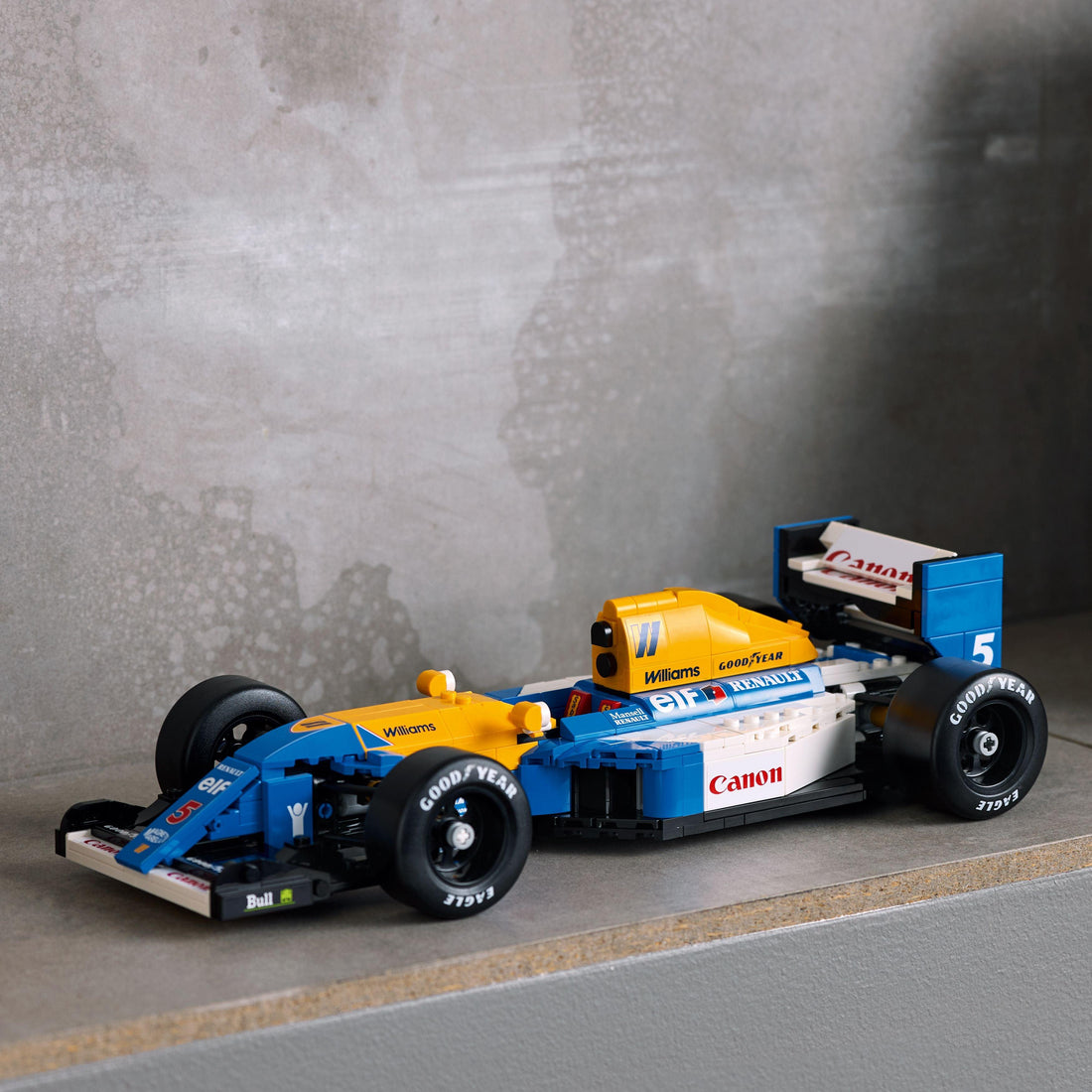 De nieuwe LEGO® Icons Williams Racing FW14B & Nigel Mansell betreden de baan
