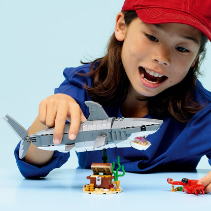 LEGO® Creator Woeste Haai met Schatkist - Bouw Om tot Lantaarnvis of Mantarog - 31381
