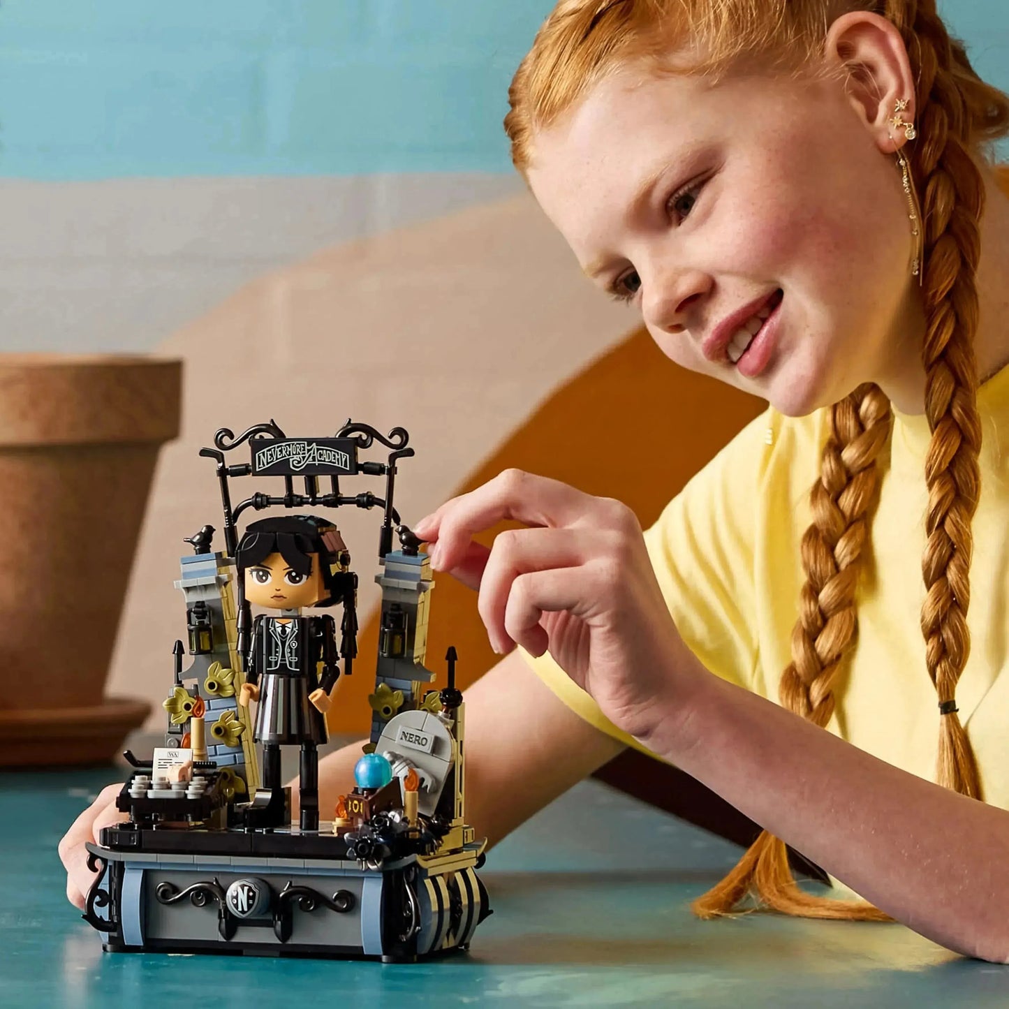 LEGO Wednesday Addams figuur 76780 Wednesday